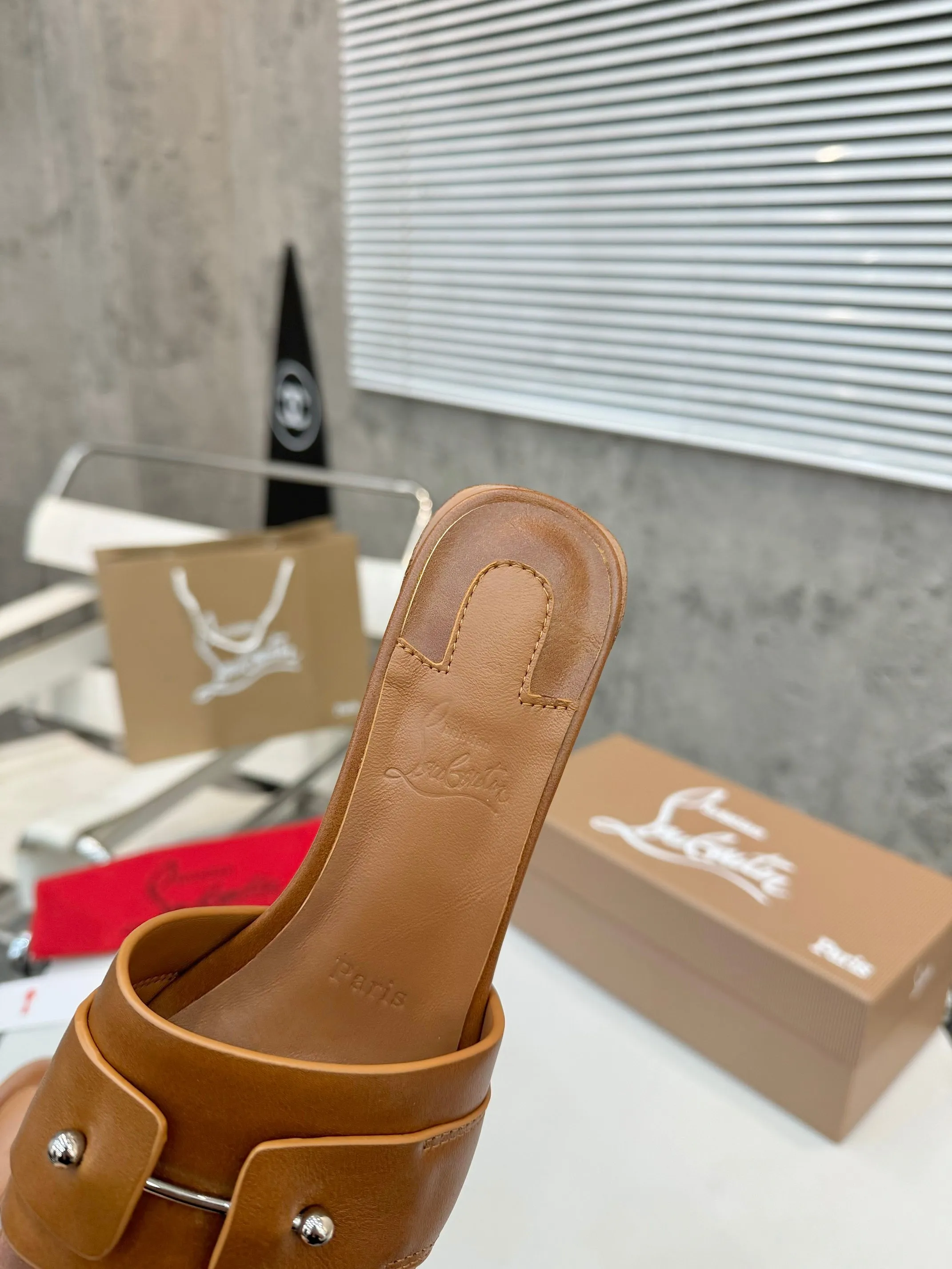 👟👟Ex-factory price 420👟👟 Genuine leather base +40 Top version Purchasing level ⚡③ colors to choose from. Christian Louboutin (CL) logo design is launched this year. The latest catwalk style of red-soled shoes 💥abbreviated as CL. This year's T-stage catwalk style of red-soled shoes👠 has a fresh and refreshing feel, and is perfect on the feet. 💃elegant and crystal clear. All accessories, materials and patterns are all customized at the original 1:1, zero distance from the original version. 1⃣ Upper: cowhide + unique logo 2⃣ Inner: sheepskin 3⃣Outsole: Original one-to-one molded genuine leather rubber non-slip two-color label outsole 4⃣🔺Original packaging 5⃣Number of yards: 35-42 (refundable or exchangeable if ordering 42)